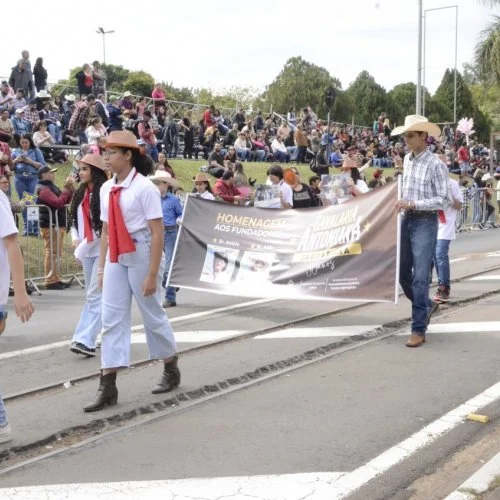 Desfile de alunos na 50ª Cavalaria Antoniana (Fotos Gislaine Mathias) 