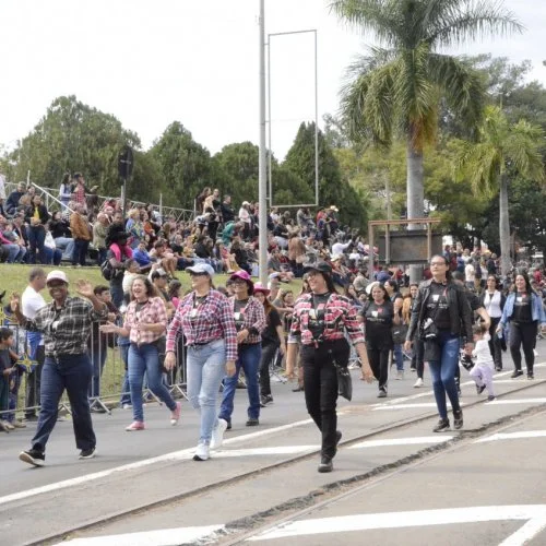 Desfile de alunos na 50ª Cavalaria Antoniana (Fotos Gislaine Mathias) 