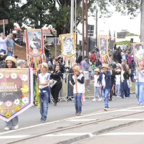 Desfile de alunos na 50ª Cavalaria Antoniana 