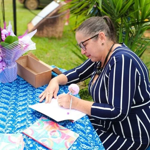 Técnica de enfermagem lança livro com relatos emocionantes de pacientes do CAPS de Jaguariúna 