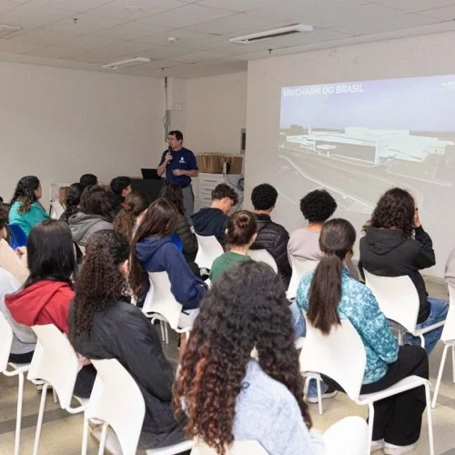 Alunos da escola Tozzi visitam a empresa Unicharm pelo programa Desenvolve com Jovens 