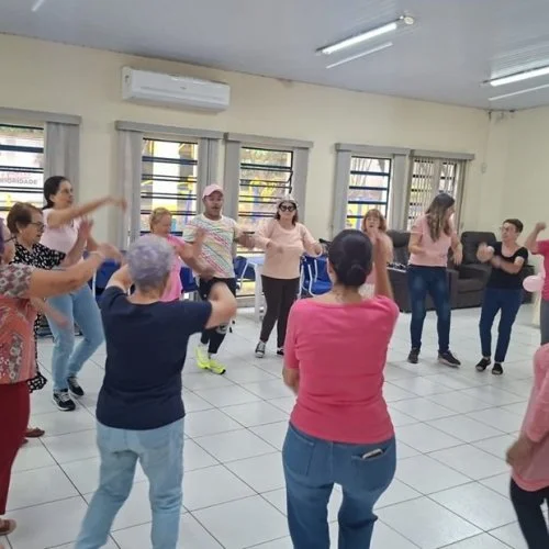 Idosos de Jaguariúna comemoram Dia da Mulher com aula de dança circular e confraternização 