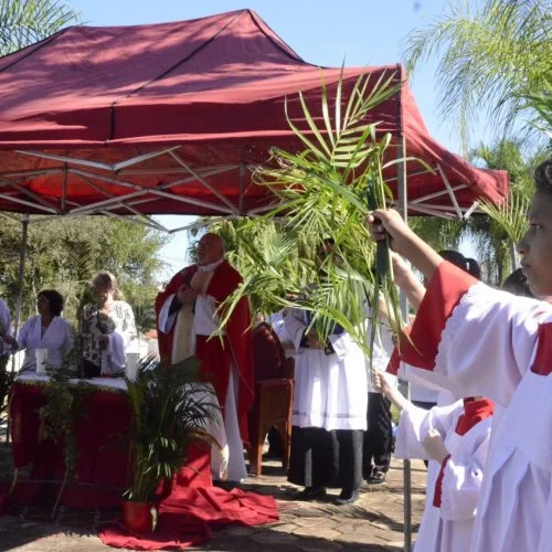 Católicos iniciam as celebrações da Semana Santa com a procissão de ramos 