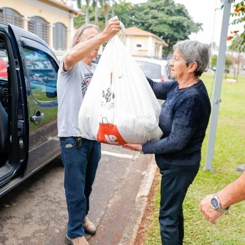 Drive-Thru Solidário arrecada roupas para a Campanha do Agasalho No Centro Cultural em Jaguariúna 