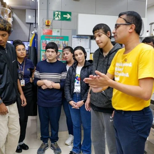 Jovens do Centro Municipal do Autismo participam de atividade na unidade do McDonald’s