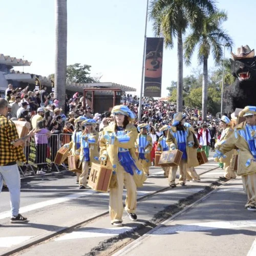 Abertura da 51ª Cavalaria Antoniana tem participação de 400 alunos e seis carros alegóricos 