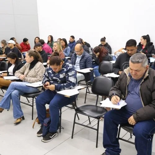 Mutirão de emprego atrai 41 candidatos para vagas de auxiliar de produção e operador de empilhadeira