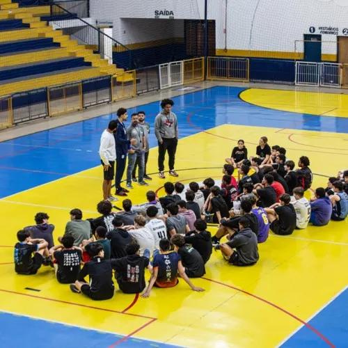 Jogador Yuri Elias da NBB visita projeto de Basquete de Jaguariúna