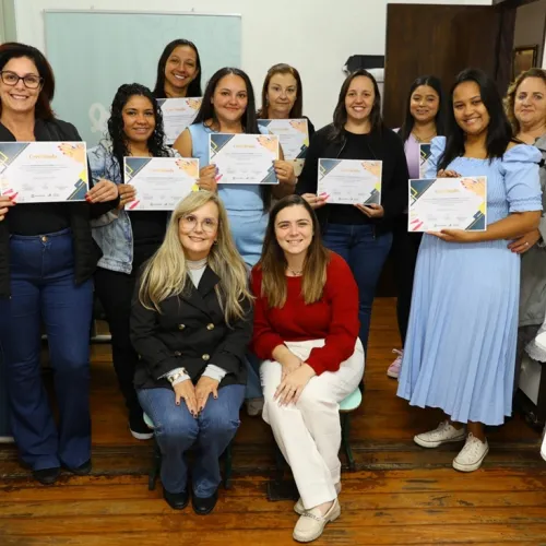 Curso gratuito de manicure tem entrega de certificados pelo Fundo