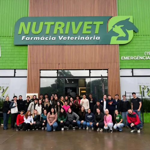 Alunos do Tozzi visitam empresa pelo Desenvolve com Jovens