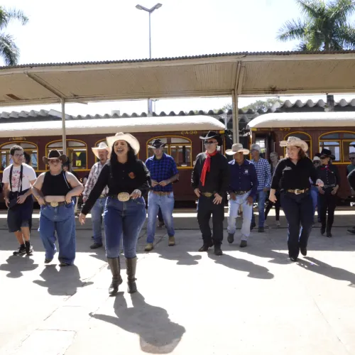 Alunos de Dança Country recepcionam turistas no Centro Cultural