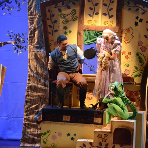 Rapunzel reúne público de 600 pessoas no Teatro Dona Zenaide