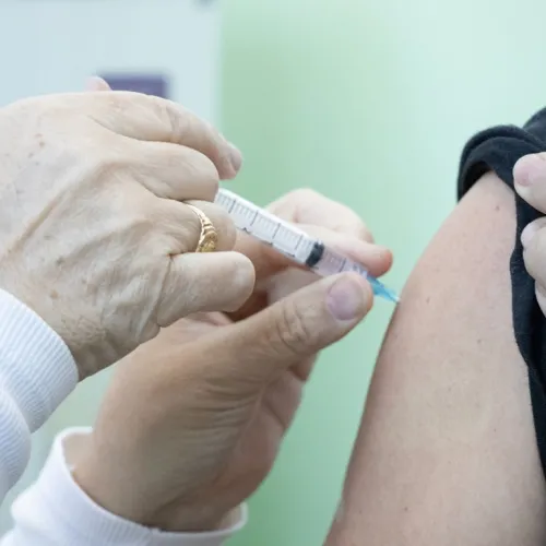 Vacina contra pneumonia é aplicada em idosos com mais de 85 anos
