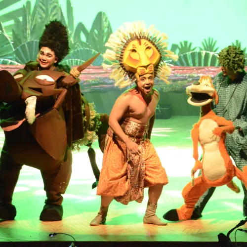 Espetáculo O Rei Leão é encenado no Teatro de Jaguariúna